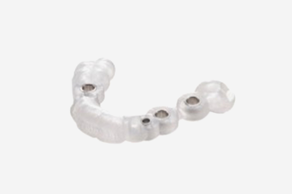 特長3：サージカルガイドによる精密な埋入