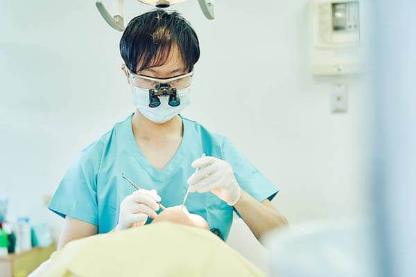 定期検診では歯科医師による口腔内チェックも行う